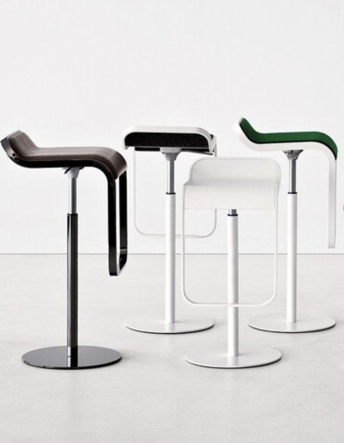 3 Barstools and 4 boxes France -> NL